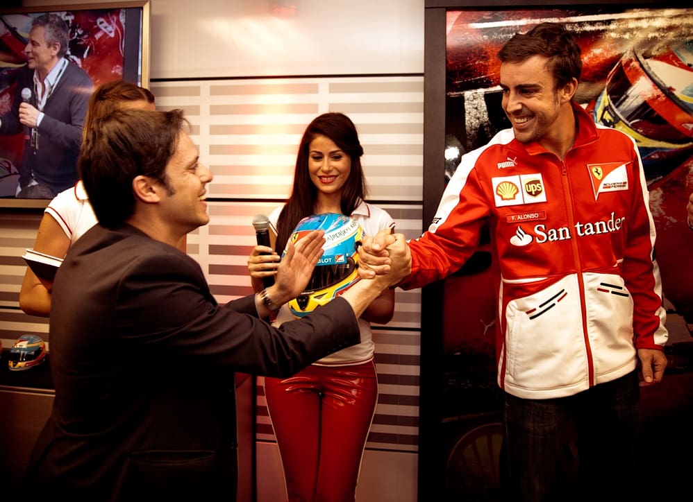 Pepo Capel con Fernando Alonso, piloto de Ferrari, en el Paddock Club de la Fórmula 1