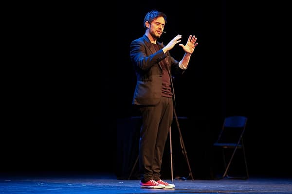 En escenario — Pepo Capel mago profesional
