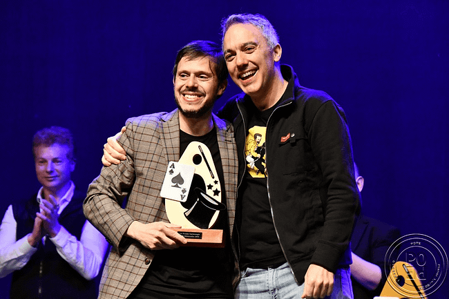 Recibiendo el primer premio en cartomagia